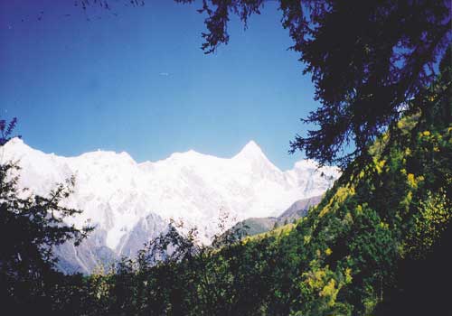 Mt.Namjabarwa,reaching 7783 meters above the sea level,is shaped as a pyramid.The Yarlong Tsangpo River embraces it to form a peculiar shape resembling as a big house roof.