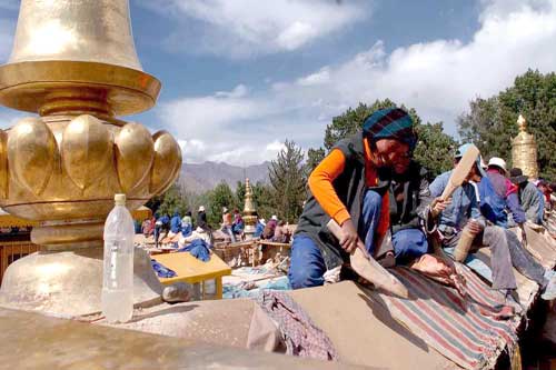 Tibetan workers are repairing a wall in the Norbulingka.